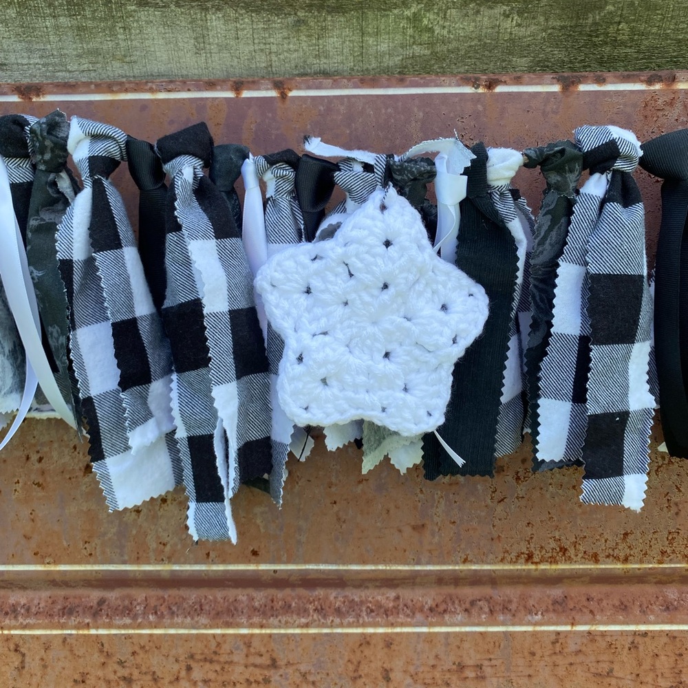 Black & White Farmhouse Garland with Buffalo Plaid and 2 sets of Crochet Stars - Picture 12 of 12